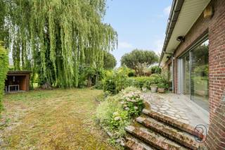 In Herseaux, prachtige 4-gevelvilla met royale volumes!
Gelegen op een schitterend perceel van 2.037 m², onderscheidt deze villa zich door haar ruime leefruimtes, aangelegde tuin met vijver en kwalitatieve afwerking. Daarnaast beschikt de woning over 32 zonnepanelen, een echte troef op energetisch vlak.
Het gelijkvloers omvat een inkomhal, een grote lichtrijke leefruimte met gashaard, een uitgeruste keuken, een doucheruimte en bergruimtes.
Op de verdieping: nachthal, 4 slaapkamers, waarvan één met dressing, complete badkamer met ligbad, inloopdouche, dubbele wastafel en apart toilet.
Functionele kelder met wijnkelder, technische ruimte en opbergruimtes.
Buiten geniet u van een afzonderlijke dubbele garage in de tuin, privatieve parkeerplaatsen en een aangename groene omgeving met vijver.
Comfort: centrale verwarming op gas, airconditioning, dubbele beglazing, elektrische rolluiken, alarmsysteem, regenwaterput en gemotoriseerde garagepoorten.
Bewoonbare oppervlakte: 289 m²
Perceeloppervlakte: 2.037 m²
EPC: B — 150 kWh/m²/jaar