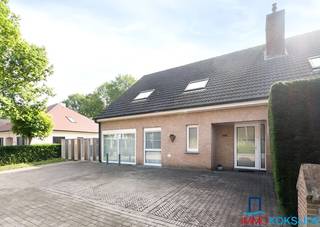 La villa se compose: au rez-de-chaussée: un hall d'entrée avec toilette, un séjour lumineux avec accès à la terrasse ensoleillée et le jardin,...