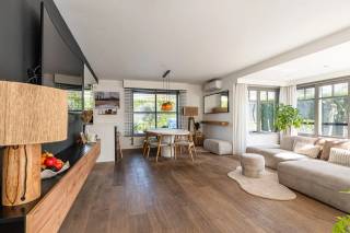 Mis deze buitenkans niet!<br />Gelegen in het groen in een rustige woonwijk vind je deze parel terug die met oog voor kwaliteit en detail werd gebouwd in 2008.<br />Indeling gelijkvloers: inkomhal met toilet, prachtige ruime en lichtrijke living/eetplaats aanpalend met de open leefkeuken voorzien van alle nodige comfort, naast deze keuken bevindt zich ook een praktische berging/wasplaats en verder nog een multifunctionele ruimte (met aparte ingang, die kan dienen als extra slaapkamer/bureau/hobbyruimte (26m²).<br />Buiten kan u verder genieten van de leuke charmante tuin uitkijkend op groen. Eveneens een garage en fietsberging.<br />Op de 1e verdieping bevinden zich drie slaapkamers, waarvan de masterbedroom met dressing en terras, tevens ook nog de moderne badkamer met ligbad, dubbele lavabo en inloopdouche. Verder vind je ook nog een apart toilet.
Via zolderluik nog een grote extra berging.<br />Deze parel heeft werkelijk alle troeven in huis om van deze woning uw thuis te maken.
Alle troeven eventjes op een rij:
- Energiezuinig: EPC : B= 106 kWh/ (m²/jaar)
- 14 zonnepanelen<br />van 330W/stuk
- Ventilatiesysteem C
- Bewoonbare opp. van maar liefst 178m²
- Overal airco
- Regenwaterput van 5.000 liter
- Fantastische tuin om te genieten,…<br />Kortom, bent u op zoek naar uw droomwoning? Stop dan met zoeken, u heeft ze gevonden!
Contacteer Elynn voor een bezoekje om dit alles te komen ontdekken.<br />Stedenbouw in aanvraag.