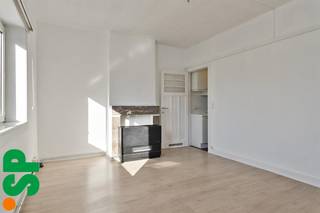 Gezellig appartement met 2 slaapkamers te huur op een rustige locatie in de Theaterbuurt.<br /><br />Het appartement heeft volgende indeling: Inkomhal, leefruimte met ingerichte keuken, kleine aparte badkamer met douche en toilet, verder beschikt het appartement over 2 slaapkamers. Er werden net enkele opfrissingswerken uitgevoerd, waardoor het appartement in zeer goede staat is.<br /><br />Het appartement is gelegen op een zeer centrale ligging in een straat met een gezellig pleintje. Ideaal om even te ontspannen in het zonnetje! In de nabijheid bevinden zich verschillende winkels, scholen, haltes van het openbaar vervoer, .... Er is een zeer vlotte verbinding met de snelweg, op wandelafstand kan u naar het prachtige zuid of naar het bruisende Mechelseplein.<br /><br />EPC: 320 kWh/m²<br /><br />Meer info?<br />Contacteer het kantoor van IMMO SP in Antwerpen via info@immosp.be of 03 226 20 40.