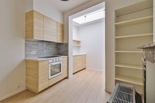 VEURNE: Charmant gerenoveerde en instapklare rijwoning pal in het historisch centrum van Veurne met alle nieuw comfort en 2 slaapkamers.<br />De woning is gelegen in de Nieuwpoortstraat, dit is een klein straatje die enerzijds uitgeeft op de Houtmarkt en anderzijds op het Zevensterrenplein, m.a.w. volop in het historische centrum van Veurne en op een boogscheut van de Grote Markt, station, Ooststraat,... Dus qua ligging: TOP!<br />De woning onderging een volledige metamorfose: er is nu overal PVC-schrijnwerk met dubbele beglazing, blanco elektriciteitskeuring, nieuwe vloeren, volledig nieuw sanitair, nieuw keukengedeelte, nieuwe boiler warm water én volledig geschilderd = 100% instapklaar! <br />De woning heeft volgende indeling:<br />- Kelderruimte<br />- GLVL.: inkom/gang, keukenruimte met nieuw ingerichte uitrusting en ontbijthoek, de extra ruimte beneden kan eventueel aangewend worden als eetplaats, apart toilet. <br />- 1ste VERD.: volledig nieuw ingerichte badkamer (inloopdouche en lavabomeubel), 1 ruime slaapkamer (die, in geval de ruimte beneden als eetplaats wordt gebruikt, perfect kan dienen als woonkamer/zitplaats). <br />- 2de VERD.: 2de ruime slaapkamer, zolderberging. <br />De woning biedt eigenlijk heel wat mogelijkheden: kan perfect voor iemand alleen of een koppeltje - of eigenlijk ook voor een praktijkruimte (beneden praktijk en dan boven wonen). En nogmaals: DIE LIGGING!...