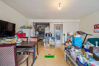 Dit tweeslaapkamer appartement is gelegen in de Belle Epoquewijk nabij het centrum van Oostende. Met talrijke buurtwinkels, openbaar vervoer en horeca, is het hier een aangename en bruisende buurt. <br /><br />Het appartement is op heden verhuurd (600 EUR/m) waardoor u onmiddellijk een fraai rendement geniet. <br /><br />Binnenin is er een logische indeling met een ruime inkomhal, leefkamer en aansluitend de keuken. <br /><br />Aan de achterzijde zijn er twee volwaardige slaapkamers beschikbaar. De badkamer is uitgerust met een douche en lavabo. <br /><br />In de kelder is er een ruime privatieve berging. <br /><br />Bent u op zoek naar een interessante investering aan de kust? <br /><br />Aarzel dan niet en neem contact op voor meer info of een afspraak. <br /><br />