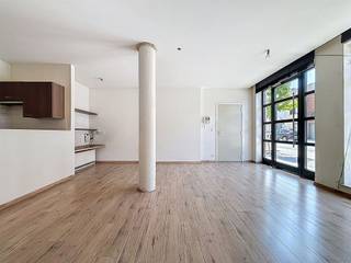 Gelijkvloersappartement nabij centrum IeperHet appartement omvat een ruime leefruimte met open keuken, bergruimte, apart toilet, badkamer met ligbad,...