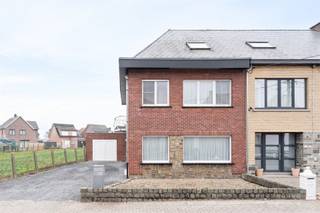**Move-in ready family home with 5 bedrooms on 672 m² in Erpe-Mere**Discover this spacious and move-in ready home in the heart of Erpe-Mere, ideal...