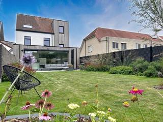 Interessant gelegen halfopen bebouwing op 330 m², bestaande uit een inkomhal met gastentoilet, een ruime en lichtrijke leefruimte met eet- en...