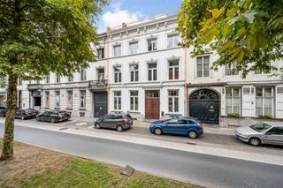 <p><span>Ontdek deze </span><span>prachtige en authentieke herenwoning</span><span> op de meest prestigieuze locatie in Aalst: het Keizersplein. Deze woning combineert de charme van weleer met modern comfort, perfect voor wie op zoek is naar een uniek pand met karakter in het hartje van de stad.</span></p><p><span>Met een riante bewoonbare oppervlakte van </span><span>333 m²</span><span> biedt deze woning volop ruimte en flexibiliteit. De woning is volledig </span><span>gerenoveerd met oog voor detail</span><span>, waarbij de originele elementen zorgvuldig behouden zijn gebleven. De ruime leefruimte met eetplaats is ideaal voor gezellige momenten met familie en vrienden. De woning is momenteel ingedeeld als tweewoonst, wat een unieke opportuniteit biedt voor verschillende doeleinden.</span></p><p><span>De indeling met twee </span><span>geïnstalleerde keukens</span><span>, </span><span>drie badkamers</span><span> en maar liefst </span><span>vijf slaapkamers</span><span> maakt deze herenwoning uiterst veelzijdig. Het pand is perfect geschikt voor een groot gezin, maar biedt ook de </span><span>ideale combinatie van wonen en werken</span><span>. Zo kunt u bijvoorbeeld uw kantoor of praktijk aan huis vestigen, zonder in te boeten aan privacy.</span></p><p><span>Buiten wacht een verborgen parel: een </span><span>prachtige, zongerichte tuin met overdekt terras</span><span>. Dit is een zeldzaamheid in het stadscentrum en biedt een oase van rust en groen, perfect om te ontspannen en te genieten van de zon. De woning is bovendien volledig onderkelderd, wat zorgt voor extra opslagruimte.</span></p><p><span>Deze herenwoning aan het Keizersplein is meer dan een huis; het is een levensstijl. Een unieke kans om te wonen in een van de mooiste straten van Aalst, met alle voordelen van het stadsleven binnen handbereik.</span></p><p><span> </span></p><p><span>Voor meer informatie en/of een bezoek, contacteert u Didier van Immo Zone op het nummer 0476/ 73. 17. 99.</span></p><p><span> </span></p>