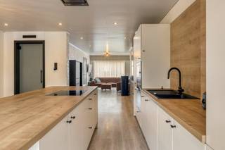 Algemeen bezoekmoment op zaterdag 17/10 van 10h tot 11h30. Voorafgaande aanmelding verplicht.<br /><br />Deze instapklare woning werd in 2021 gerenoveerd en is gelegen op een ideale locatie in Meulebeke, nabij het centrum, scholen, winkels en alle dagelijkse voorzieningen. Met 4 slaapkamers (nog verder af te werken), een aangelegde tuin, een vernieuwde keuken en badkamer en een EPC-label B is deze woning geschikt voor zowel starters als gezinnen.<br /><br />Een bijzonder grote troef is de achteruitgang via de achterliggende buurtweg. Hierdoor hoeft u niet langer met fietsen of tuinafval door de woning te gaan. Praktisch én comfortabel!<br />De woning is bovendien volledig voorbereid op de toekomst: zowel het dak als de muren zijn geïsoleerd (zie EPC). De verwarming gebeurt via lucht/lucht-warmtepompen en een gezellige palletkachel in de leefruimte.<br /><br />De woning is bovendien volledig voorbereid op de toekomst: zowel het dak als de muren zijn geïsoleerd (zie EPC). De verwarming gebeurt via lucht/lucht-warmtepompen en een gezellige palletkachel in de leefruimte.<br />Indeling<br />Op het gelijkvloers bevinden zich de inkomhal, kelder, een aangename leefruimte, de volledig vernieuwde keuken, vernieuwde badkamer, toilet en grote was- en bergruimte.<br /><br />Op de eerste verdieping zijn er 3 slaapkamers terug te vinden. Waar verdere opfrissing dient voorzien te worden.<br /><br />De tweede verdieping, met vaste trap, biedt plaats aan een 4de slaapkamer. Deze ruimte dient nog verder afgewerkt te worden, maar de dakkapellen zijn reeds geplaatst en zorgen voor extra licht en ruimte.<br /><br />Achteraan bevindt zich de aangelegde tuin, die dankzij de rechtstreekse aansluiting op de buurtweg zeer praktisch bereikbaar is. Ideaal voor fietsen, tuinafval of tuinmateriaal, zonder dat u hiervoor door de woning hoeft.<br /><br />Technisch<br />- Renovatie uitgevoerd in 2021<br />- EPC-label B !!<br />- Geldige/conforme elektrische keuring<br />- 4 slaapkamers<br />- Dak geïsoleerd (zie EPC)<br />- Muren geïsoleerd (zie EPC)<br />- Lucht/lucht-warmtepomp in de leefruimte en 2 slaapkamers<br />- Palletkachel in de leefruimte<br />- Warm water via elektrische boiler<br />- Regenwater aanwezig<br /><br />Troeven<br />- Instapklaar<br />- Gerenoveerd in 2021<br />- EPC B<br />- 4 slaapkamers<br />- Dakkapellen reeds geplaatst<br />- Ideaal voor starters of gezinnen<br />- Vernieuwde keuken en badkamer<br />- Aangelegde tuin<br />- Praktische achteruitgang via buurtweg<br />- Centrale ligging nabij centrum, scholen en winkels<br /><br />Bent u op zoek naar een instapklare woning met 4 slaapkamers, een aangename tuin en een uitstekende ligging in Meulebeke?<br /><br />Schrijf u dan in voor het bezoekmoment en ontdek deze woning zelf.
