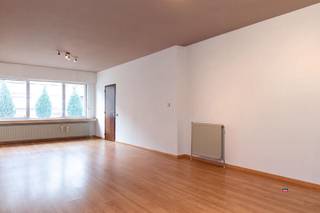 <p><span>WILRIJK | ZEER GUNSTIG GELEGEN GELIJKVLOERSAPPARTEMENT MET TWEE SLAAPKAMERS, TUIN EN GARAGEBOX | EPC C |</span></p><p><span>Indeling : inkomhal met gastentoilet - ruime woonkamer (38m²) - geïnstalleerde keuken met aansluiting wasmachine/droogkast - badkamer met inloopdouche en dubbele wastafel - bergplaats met CV-unit - 2 slaapkamers aan de achterkant - grote tuin met zij-ingang - garagebox met kantelpoort en grote achterliggend bergplaats.</span></p><p><span>Maandelijkse kosten bedragen 120 euro (water, minuterie, blokpolis, spaarfonds).</span></p><p><span> </span></p><p><span>EXTRA TROEVEN :</span></p><ul><li><span>Recent vernieuwde ramen met automatische rolluiken aan de achterzijde (2026)</span></li><li><span>Conforme elektrische installatie</span></li><li><span>Op wandelafstand van de Bist (commerciële centrum)</span></li><li><span>Uitstekend bereikbaar via E19 - A12</span></li></ul>
