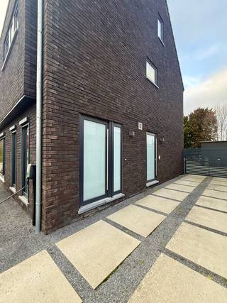 ERPE MERE - Kantoorruimte op interessante ligging!Dit kantoor is gunstig gelegen langs een drukke verbindingsweg tussen Aalst en Gent, wat zorgt voor...