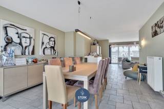 INSTAPKLAAR DUPLEX-APPARTEMENT MET 3 SLPKS EN 2 TERRASSEN TE REKEM !We vinden dit appartement met een bewoonbare oppervlakte van 163 m² terug op een...