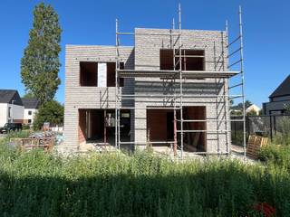 Op zoek naar een moderne, comfortabele woning voorzien van alle nieuwe technieken? Dan is dit uw kans!<br />De verkaveling bestaat uit 8 ruime en energiezuinige woningen waar er op vandaag nog 3 open bebouwingen beschikbaar zijn. Er is gekozen voor een moderne en hedendaagse bouwstijl. <br />De woningen zijn op maat getekend met een optimaal gebruik van de bewoonbare oppervlakte. <br /><br />De indeling: een open leefruimte, ruime berging/wasplaats, 3 slaapkamers en een badkamer met bad en douche. <br /><br />Binnenin kunt u nog naar eigen smaak de interieurafwerking bepalen. Aan de hand van toonzaalbezoeken kan u de woning 100% personaliseren zoals u zelf wenst. <br />Doet u de afwerking liever op eigen initiatief? De mogelijkheid om water- en winddicht aan te kopen is er ook.<br /><br />Aangezien er gewerkt wordt met alle nieuwe technieken zoals zonnepanelen, ventilatiesysteem D, een doorgedreven isolatie en dergelijke komen we op een E-peil lager dan 30. Wat mee zorgt voor een lage energiefactuur. <br />De buitenaanleg zal eveneens rust uitstralen, doordat er geen doorgaand verkeer zal zijn op de site van de verkaveling is het voor jong en oud genieten in alle rust en veiligheid. Bovendien heeft u alles in de nabije omgeving die u nodig hebt zoals winkels, scholen, openbaar vervoer, … Verder geniet u van een vlotte verbinding richting Aalter waardoor u makkelijk richting kust of binnenland kunt trekken. <br /><br />Klaar om deze eigentijdse, alleenstaande nieuwbouwwoningen naar eigen smaak af te werken? Contacteer ons snel voor een bezoek<br /><br />Contacteer Bonne Vastgoed 7 op 7 via 0468/10.40.40 of info@bonnevastgoed.be