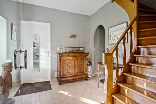 In een rustige doodlopende straat, op een prachtig perceel van 1.499 m², bevindt zich deze uiterst verzorgde en ruime gezinswoning. De woning...