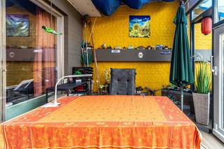 Ontdek het potentieel van deze charmante woning gelegen in het rustige Assebroek!<br />Benieuwd wat deze woning jou allemaal te bieden heeft?<br /><br />✨ <strong>Hoogtepunten van de woning</strong><br />* Gesloten bebouwing met veranda en charmante, onderhoudsvriendelijke tuin met tuinhuis<br />* Lichte en gezellige woonkamer en een aparte goed ingerichte keuken<br />* Zeer ruime hobbykamer met tal van mogelijkheden<br />* Inpandige garage<br />* Energiezuinig : zonnepanelen (5,5kW) <br />* Beschikbaarheid regenwater<br /><br />🌿 <strong>Wonen in alle rust</strong><br />Gelegen in het rustige Assebroek, de groene rand van Brugge. Scholen, winkels, horeca en openbaar vervoer binnen handbereik. <br />Perfect voor de liefhebbers van ruimte en vrijheid, zonder te hoeven in te leveren op comfort en bereikbaarheid.<br /><br />🔑 <strong>Interessante vastgoedinvestering</strong><br />Deze woning wordt verkocht als vastgoedinvestering; de huidige eigenaar blijft de woning bewonen tegen betaling van een maandelijkse bewoningsvergoeding. De woning blijven bewonen is een voorwaarde voor verkoop.<br />Plan vandaag nog een bezichtiging en ontdek zelf de vele mogelijkheden van deze interessante vastgoedinvestering.<br /><br />📩 Stuur een bericht voor meer informatie of maak een afspraak met Immo Bia (sabrina@immobia.be of 0470/03.31.39)<br />