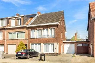 Ligging: Deze woning is rustig doch centraal gelegen binnen de stadskern van Turnhout in een charmante straat met weinig doorlopend verkeer.<br /><br />Omschrijving:<br />Deze gezellige half-open woning vinden we terug in een aangename straat in het centrum van Turnhout met een goede verbinding naar autostrade E34, scholen, openbaar vervoer en het commercieel centrum. <br />De woning is recent opgefrist waarbij men de elektriciteit, centrale verwarming (CV gas HR+), badkamer, toilet en tuin grond heeft vernieuwd. Op het gelijkvloers is de woning praktisch ingedeeld met een inkomhal, een ruime L-vormige leefruimte met grote zithoek en eetgedeelte, een aparte keuken met extra eetkamer, een toilet en een zeer ruime inpandige garage met berging en wasplaats. Op de eerste verdieping zijn 3 slaapkamers aanwezig en een volledig vernieuwde badkamer met ruime inloopdouche, alsook een apart toilet. Via een vlizotrap kan men de zolder bereiken waarbij de zoldervloer reeds geïsoleerd is. <br />De woning is gelegen op een mooi grondstuk van ca. 372m² en beschikt over een mooie aangelegd tuin en terras.