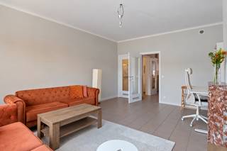 Dit appartement op de tweede verdieping ontvangt je in een ruime inkomhal. Naast schoenen en jassen, vinden zelfs je wasmachine en droogkast hier een praktische plek.<br />De vernieuwde en volledig ingerichte keuken vormt het hart van het appartement. Het staat in rechtstreekse verbinding met het overdekte terras. Een eigen plek voor je koffie s'morgens of genieten van de laatste zonnestralen s'avonds. De woon- en leefruimte bevinden zich vooraan en ook hier zorgt de lichtinval voor een verrassend ruim gevoel. De elektrische rolluiken bieden je extra comfort.<br />Het appartement telt één slaapkamer met aansluitend een kleinere kamer, welke naar eigen behoefte kan worden ingevuld. Een dressing, kantoorruimte of een plek voor hobby's? Jij kiest! Verder zijn er een functioneel ingedeelde badkamer met douche en een kelderberging voor extra opbergruimte.<br />Ook deze troeven tellen zeker mee: EPC-label C, lage algemene kosten en een dak dat in 2017 werd gerenoveerd. Verder zijn er momenteel geen grote werken of bijkomende grote kosten gepland.<br /><br />Klaar voor jouw eerste sleutel of volgende investering? Maak snel een afspraak en kom ontdekken via britt@jamar.immo of via 0487/93.35.43<br />gvg, wg, gmo, rvk, gvv, geen overstromingsgebied, geen maatregelenregister