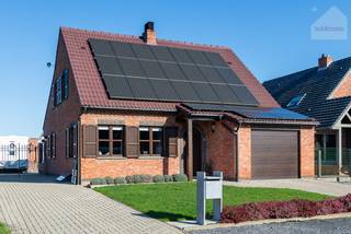 <strong>Op zoek naar een woning waar rust, ruimte én bereik perfect samenkomen?</strong><br />Dan is deze charmante woning in Meerhout absoluut een bezoek waard.<br /><br />Gelegen op een rustige locatie, vlak bij het centrum en omgeven door uitgestrekte velden, geniet je hier dagelijks van een prachtig open zicht en optimale privacy.<br /><br />De woning bevindt zich op een ruim perceel van 1.136 m² en beschikt over een mooie, verzorgde tuin waar het in elk seizoen heerlijk vertoeven is.<br /><br />Bij het binnenkomen word je verwelkomd in een warme leefruimte met parketvloer en een gezellige houtkachel – de ideale plek om tot rust te komen. Aansluitend vind je de lichtrijke veranda én de recent vernieuwde, volledig uitgeruste keuken. Vanuit de veranda heb je een prachtig zicht op de tuin, het hele jaar door.<br />Naast de keuken bevindt zich een praktische wasplaats/berging met ingemaakte kasten, aansluiting voor wasmachine, een douche en een gastentoilet. Van hieruit heb je ook toegang tot de inpandige garage. Extra bergruimte nodig? Die vind je in de kelder.<br /><br />Op de bovenverdieping zijn er drie volwaardige slaapkamers, waarvan één met ingebouwde kasten. De ruime nachthal leidt naar een vernieuwde badkamer met zowel bad als douche. Daarnaast is er nog een handige bergzolder.<br />Ook buiten heeft deze eigendom heel wat troeven: een grote garage met elektrische poort, een gezellige blokhut om het hele jaar door van te genieten, een moestuin én een extra werkplaats voor hobbyisten of doe-het-zelvers.<br />Bovendien is de woning uitgerust met zonnepanelen inclusief groenestroomcertificaten en batterij, een mooie meerwaarde voor de toekomst.<br /><br /><strong>Kortom: een instapklare, goed onderhouden woning op een unieke, rustige locatie met vlotte bereikbaarheid.</strong><br /><br /><strong>Interesse?</strong><br />Contacteer ons gerust voor meer info of een bezoek:<br />📧 info@sublimmo.be<br />📞 014 84 83 69<br />Wij helpen je graag verder!