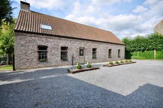 Ruime woning met tuin en bijgebouwen op zeer rustige ligging te Kluisbergen. Deze woning werd afgewerkt met rustieke materialen en bestaat uit...