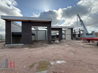 <strong>Gloednieuwe KMO-unit van 255m²</strong> gelegen te Evergem. De ligging in Evergem zorgt voor een uitstekende bereikbaarheid, op slechts 2 km van de R4, wat een vlotte verbinding biedt naar zowel de E34 richting Antwerpen/Knokke als de E40 richting Brussel en Oostende.<br /><br />De unit maakt deel uit van het project <strong>'Bizzpark Doornzele'</strong>, een project gekenmerkt door duurzaamheid en architectuur. Er is bovendien een optie om een extra verdieping van 60 m² te realiseren, bespreekbaar op aanvraag, ideaal als kantoor of extra opslagruimte. Deze unit is uitgerust met een automatische sectionale poort en heeft een vrije hoogte van 6,5 meter. De unit is volledig geïsoleerd en afgewerkt met een polybetonvloer met een draagkracht van 2,5 ton/m² permanente belasting. De ruimte is ook voorzien van een lichtstraat met geïntegreerd rookluik, een elektrische aansluiting van 3 x 400V + N met een stroomsterkte van 40A. Elke unit beschikt tevens over een regenwaterput van 5.000 liter. Zonnepanelen kunnen nog optioneel worden voorzien, afhankelijk van de noden van de gebruiker.<br /><br />De omgeving van het gebouw wordt volledig aangelegd met groenvoorziening. Verplichte aankoop van één autostaanplaats, extra staanplaatsen mogelijk alsook mogelijkheid voor wachtbuizen voor het plaatsen van een laadpaal. Indien u op zoek bent naar een andere oppervlakte, staan wij ook klaar om u verder te helpen. <strong>Reeds 65 % verkocht!</strong><br /><br />Heeft u interesse of wenst u graag meer details over deze KMO-unit? Aarzel dan niet om contact op te nemen met <strong>PANORAMA B2B</strong> voor bijkomende informatie, gedetailleerde plannen of om een vrijblijvend plaatsbezoek in te plannen. U kunt ons bereiken op het nummer <strong>0477 02 09 02</strong>.