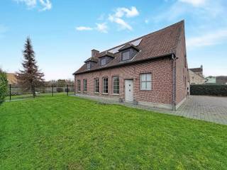 Centraal gelegen landelijke villa op zuidwest gericht perceel van 1092m² bestaande uit een ruime inkomhal met afzonderlijk toilet,...