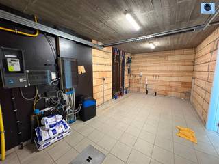 <p><span>ENERGIEZUINIGE INSTAPKLARE WONING MET 2 SLAAPKAMERS, GARAGE EN TUIN</span></p><p><span>Richtprijs : 325.000 euro</span></p><p><span> </span></p><p><span>Deze woning is ideaal gelegen, vlak bij openbaar vervoer, scholen en het provinciaal domein De Gavers.</span></p><p><span> </span></p><p><span>De woning heeft volgende indeling:</span></p><p><span>Op het gelijkvloers treft u de inkomhal met gastentoilet, de inpandige garage en de eerste slaapkamer. Achteraan de woning vindt u een terras en een mooie tuin.</span></p><p><span> </span></p><p><span>Op de eerste verdieping treft u de ingerichte keuken met de zonnige open leef-en eetruimte. Achteraan is er nog een overdekt terras met zicht op de tuin.</span></p><p><span> </span></p><p><span>Op de 2</span><span><sup>de</sup></span><span> verdieping vindt u de 2</span><span><sup>de</sup></span><span> slaapkamer en badkamer met douche, bad en lavabo.</span></p><p><span> </span></p><p><span>TROEVEN:</span></p><p><span>- EPC B => energiezuinig </span></p><p><span>- Instapklaar </span></p><p><span>- Ideale ligging </span></p><p><span>- Garage aanwezig </span></p><p><span>- Elektriciteit conform AREI!</span></p><p><span> </span></p><p><span>De woning beschikt over dubbele beglazing in aluminium en wordt verwarmd met centrale verwarming op aardgas. </span></p><p><span>Gelegen in signaalgebied.</span></p><p><span> </span></p><p><span>Voor info of bezoek bel Louis op 0472/29.25.04 of stuur een mail naar louis@svena.be</span></p><p><span> </span></p><p><span>Stedenbouwkundig uittreksel/inlichtingen in aanvraag! </span></p><p><span>Deze gegevens zijn louter informatief en wij kunnen niet aansprakelijk gesteld worden voor eventuele onjuistheden. </span></p><p><span>De bewoonbare oppervlakte is slechts indicatief.</span></p><p><span> </span></p>