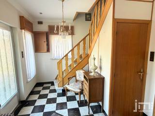 Deze goed onderhouden woning is rustig gelegen op een perceel van 6a 92. Met 3 grote en 1 kleinere slaapkamers biedt deze woning vele mogelijkheden.<br /><br />Via de inkomhal komen we op het gelijkvloers aan de rechterzijde in de ruime woonkamer. Aansluitend komen we in een aparte eetkamer die naast de keuken ligt. DE badkamer maakt het gelijkvloers van het hoofdgebouw compleet.<br />Via de veranda met apart toilet komen we in de achterliggende bergplaatsen, waar zich ook de vernieuwde verwarmingsinstallatie bevindt, en de wasplaats. <br /><br />Op de verdiepring geeft de nachthal toegang to 3 ruime slaapkamers en een vierde kleiner kamer, die ook dienst kan doen als kinderkamer, speelhoek of kan ingericht worden als tweede badkamer.<br />De zolder is bereikbaar via een luik in de nachthal.<br /><br />Naast de woning is er nog een garage. <br /><br /><br /><em><span>*De vermelde oppervlaktes zijn indicatief. JM Vastgoed kan niet verantwoordelijk gesteld worden voor de juistheid van de verstrekte gegevens.</span></em>