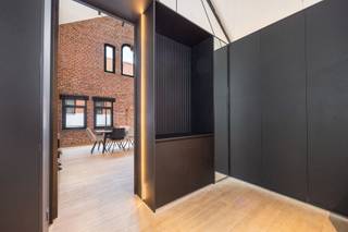 <p>Verscholen in het charmante Hessenstraatje, tussen het historische centrum en het bruisende Eilandje, bevindt zich deze uitzonderlijke New York loft van 270 m². Achter de poort van een discrete gated community wacht een unieke woonbeleving waar rust, privacy en stedelijke luxe naadloos samenvloeien.</p><p><br />• Volledig gerenoveerd in 2022<br />• 2 terrassen, waaronder een dakterras met jacuzzi<br />• Mogelijkheid tot aankoop van ondergrondse autostaanplaats(en)<br />• Op wandelafstand van het Eilandje, de jachthaven, de Meir en het historisch centrum</p><p><br />De indrukwekkende leefruimte met haar spectaculaire plafondhoogte, authentieke bakstenen muren en overvloedige lichtinval creëert meteen dat onmiskenbare loftgevoel dat zo zelden op de markt komt. De open leefkeuken met hoogwaardige toestellen vormt het kloppende hart van de woning en sluit aan op het eerste terras. Een intieme buitenruimte waar je de dag start met een espresso en afsluit met een goed glas wijn.</p><p><br />Met maar liefst 5 slaapkamers en 2 badkamers biedt deze loft alle ruimte voor gezinnen, thuiswerkers of wie graag gasten ontvangt. Dankzij de geïntegreerde domotica geniet je van hedendaags comfort op het hoogste niveau.<br />De absolute showstopper bevindt zich bovenaan: een spectaculair dakterras met jacuzzi waar je in alle privacy uitkijkt over de daken van Antwerpen. Een plek die eerder aan Manhattan doet denken dan aan het historische hart van de stad.</p><p><br />Een New York loft in Antwerpen. Zeldzaam, discreet en ronduit indrukwekkend. </p>