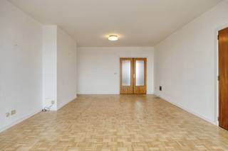 Indeling:Verdieping 11 (bereikbaar met lift of trap):- inkomhal- woon- en eetkamer (ca. 33m²)- uitgeruste keuken (ca. 8m²)- westgericht terras (8m²)- aparte berging aansluitend aan de keuken- apart toilet met handenwasser- badkamer met wastafel, bad en voorzieningen voor was- en droogmachine- slaapkamer 1 (ca. 14m²)- slaapkamer 2 (ca. 14m²)- oostgericht terras (8m²)Verdieping -1:- privatieve kelderbergingBijzonderheden:- ruim, lichtrijk appartement - gunstige EPC-score (B)- asbestveilig- 2 terrassen met panoramisch uitzicht- parkeergelegenheid voor de residentie- netjes onderhouden gebouw voorzien van een lift- Ideaal gelegen, pal in het centrum van Wilrijk, op wandelafstand van winkels, scholen, openbaar vervoer..Bent u geïnteresseerd in dit appartement te koop in het centrum van Wilrijk? Aarzel dan niet om contact met ons op te nemen via janice.racaj@dewaele.com of op 03 206 76 73.Wenst u uw eigendom ook te koop of te huur te stellen? We helpen u graag verder.Steeds tot uw dienst om u verder te helpen met al uw vragen over vastgoed!