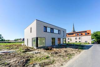 Op de voormalige brouwerijsite Appelmans realiseren we deze moderne halfopen woningen waar hedendaags comfort en een warme thuis centraal staan. Je woont hier in het hart van de gezellige dorpskern van Sint-Martens-Bodegem, met winkels, scholen en openbaar vervoer vlakbij. Tegelijk geniet je van een vlotte verbinding naar Brussel via de E40 en de Brusselse Ring. In Dilbeek ervaar je elke dag de rust van een groene omgeving, met natuur en charme om de hoek.
De woningen zijn doordacht ingedeeld en heel lichtrijk. De open leefruimte met keuken vormt het hart van het huis, aangevuld met een praktische berging, drie comfortabele slaapkamers. De badkamer is volledig uitgerust met bad, inloopdouche en dubbele wastafel, en ook boven is er een extra toilet voorzien. Buiten nodigt de zuidgerichte tuin uit om te ontspannen en te genieten van elk seizoen. Dankzij de combinatie van een warmtepomp, vloerverwarming en zonnepanelen woon je bovendien bijzonder energiezuinig (E10).
Neem gerust contact met ons op voor meer informatie en ontdek alle mogelijkheden. Een kijkje nemen? Je vindt de locatie ter hoogte van Wolsemstraat 117.