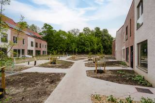 The house has a living area of 117m² and a sunny garden, ideal for enjoying peace and outdoor space.<br /><br />The layout is practical and well thought out:<br />- Entrance hall with guest toilet<br />- A fully equipped kitchen with modern finishes<br />- Bright living space with access to the garden<br />- A practical storage space<br />- 3 full bedrooms<br />- A fully equipped bathroom<br />- Attic accessible via a loft ladder<br /><br />Thanks to its convenient location, the center of Kortrijk is within walking and cycling distance, while the main access roads are also easily accessible. This makes the house ideal for both private occupancy and investment.<br /><br />Mandatory purchase of a carport or parking space. <br /><br />Are you looking for an energy-efficient home with a garden in a prime location in Kortrijk? Then this house in Sluis 9 is definitely worth a visit.<br /><br />Contact Alissia Dewitte - 0472 18 64 21 or Sarah Hanson - 0493 25 46 80 - to schedule a visit or more info.