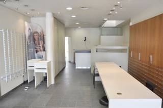 Voor meer info of een bezoek ter plaatse bel 054 33 62 52 - Instapklaar winkelpand of kantoor mét woongelegenheid te huur, gelegen in het centrum van Mol. Dit pand heeft een gelijkvloerse oppervlakte van ca. 75 m². Op de eerste verdieping is er nog een kitchenette en een leefruimte. Op de tweede verdieping is er een ingerichte badkamer en één slaapkamer. De maandelijkse huurprijs bedraagt 1.500 euro + onroerende voorheffing (louter ten indicatieven titel: ca. 1.010 euro per jaar). Het pand is beschikbaar vanaf 01 jan. 2026. Benieuwd naar dit bedrijfsvastgoed te huur in Mol? Contacteer info@immodelestre.be of 054 33 62 52.<br />www.immodelestre.be