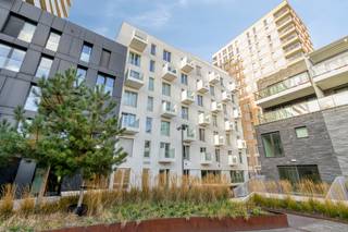 Welkom in dit stijlvolle appartement in de Troonstraat te Oostende — waar comfort en elegantie samensmelten tot een unieke woonervaring aan zee.<br />Dit appartement, gebouwd in 2019, maakt deel uit van een recent en verzorgd gebouw met een indrukwekkende inkomhal. De lift brengt u moeiteloos naar de tweede verdieping, waar dit kustjuweel u opwacht.<br />Bij het binnenkomen wordt u verwelkomd in een ruime inkomhal met ingemaakte kasten en een gastentoilet. De lichte leefruimte met open keuken baadt in het zonlicht en biedt een prachtig zicht op de kustlijn, dat u ook vanop het royale terras kunt bewonderen. Tussen de twee gebouwen voelt u de verbondenheid met het strand en het kabbelende water — een instant gevoel van rust en ontspanning.<br />De moderne witte keuken is volledig uitgerust met kwalitatieve toestellen. Het appartement telt twee gezellige slaapkamers, elk voorzien van ingemaakte kasten. Eén slaapkamer geeft uit op een knus terrasje met zicht op de rustige binnentuin. Daarnaast is er een praktische berging/wasplaats en een stijlvolle badkamer met zowel bad als douche.<br />Het appartement werd smaakvol afgewerkt met verfijnde schilderwerken, gordijnen en verlichting — instapklaar dus. Dankzij de gunstige EPC-score voldoet dit pand volledig aan de hedendaagse normen voor comfort en energiezuinigheid.<br />De ligging is ronduit uitzonderlijk: op enkele passen van het strand en de zeedijk. Er is de mogelijkheid tot aankoop van een ondergrondse parkeerplaats (49.500 euro). En alle LED-lichtarmaturen en gordijnen zijn inbegrepen<br />Een unieke kans om te wonen aan de Belgische kust, waar luxe, rust en stijl hand in hand gaan.<br />Voor meer informatie of een bezoek: 0496 29 92 00.