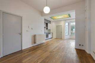 EEN BEZOEK IS ENKEL ONLINE IN TE PLANNEN VIA ONZE WEBSITE www.structura.be VIA DE KNOP "PLAN UW BEZOEK". Gerenoveerd appartement TE HUUR in een...