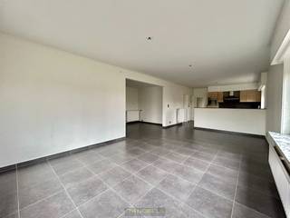 Te huur, multifunctioneel handelspand met woonst, magazijn (290m²) en loods (100m²) te OudenaardeVLOT BEREIKBAAR, VEELZIJDIG COMMERCIEEL PAND met...