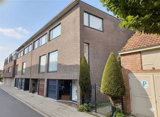 <p>Discover this spacious and light-filled semi-detached building in bel-etage style, quietly located in Turnhout. The house combines a thoughtful layout with pleasant living comfort, three bedrooms, a garage and a beautiful garden. Thanks to the double gate next to the house, you also have an additional access and parking possibility - a unique plus.</p><p><strong>Layout</strong></p><p><strong>Ground floor<br />From</strong> the spacious entrance hall you have access to the stairs to the upper floors. On this floor is the indoor garage with direct access to the garden and connections for washer and dryer. There is also a multipurpose office or workshop space with a view of the garden. The technical room with the central heating system is also located on the ground floor.</p><p><strong>Second floor - living area<br />The second</strong> floor is the central living area of the house. The bright living room with office corner connects nicely to the dining room, which has direct access to the terrace - typical of the architecture of a bel-etage house.<br />At the rear is the fully equipped kitchen, equipped with an electric cooker, dishwasher, built-in convection oven, built-in refrigerator and enough space for a breakfast corner. The terrace gives access to the garden; there is a possibility of easily providing an external staircase here.<br />A guest toilet is also located on this floor, accessible from the stairwell.</p><p><strong>Second floor - sleeping floor<br />On</strong> the top floor we find three bedrooms: two spacious rooms and a smaller bedroom, ideal as a nursery, dressing room or office. The bathroom is fully equipped with a bathtub, separate shower, double sink and toilet.</p><p><strong>Additional asset - double gate next to the house<br />A</strong> particularly strong asset is the double gate next to the house. This not only provides additional parking but also gives direct access to the garden - ideal for bikes, motorcycle, garden equipment or extra privacy.</p>