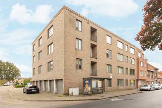 <p><strong>Gedeeltelijk gerenoveerd appartement op de tweede verdieping, met 2 slaapkamers en garage op centrale ligging in Turnhout. Winkels, scholen, openbaar vervoer… op fiets -en wandelafstand. EPC B-label (154kWh/m²).</strong></p>
<p><strong>Ligging:</strong> Centrale ligging in Turnhout, op enkele minuten van winkels, scholen, openbaar vervoer…</p>
<p><strong>Indeling:</strong> Inkomhal, eetkamer, woonkamer, keuken, berging, badkamer, 2 slaapkamers, balkon en garage.</p>
<p><strong>Omschrijving: </strong>U betreedt het appartement via de gemeenschappelijke hal, uitgerust met zowel een trap als een lift. Het appartement bevindt zich op de tweede verdieping en is toegankelijk via de inkomhal. Aan de linkerkant bevindt zich de ruime woonkamer en eetkamer, met aansluitend de keuken. De keuken werd gedeeltelijk gerenoveerd en is uitgerust met een kookplaat, dampkap, oven en wasbak. Aansluitend is er nog een extra bergruimte aanwezig. Verder bevinden zich de twee slaapkamers van respectievelijk 17m² en 7m². Vanuit de tweede slaapkamer heeft u toegang tot het balkon. De gerenoveerde badkamer is uitgerust met een inloopdouche, ligbad, toilet en wastafel en is voorzien van kastruimte. De garage is toegankelijk langs de zijkant van het gebouw.</p>
<p><strong>Bijzonderheden:</strong> EPC B-label (154 kWh/m²) – garage – gedeeltelijk gerenoveerd – centrale ligging</p>
<p><em><strong>Bijzondere informatieplicht:</strong> in aanvraag</em></p>