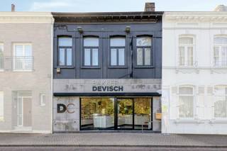 Bent u op zoek naar de perfecte locatie om uw zelfstandige activiteit te combineren met comfortabel wonen? Dit statige pand uit het interbellum (bouwjaar 1919-1930), gelegen pal in het centrum van Gistel (Kerkstraat 13, recht tegenover de kerk), biedt een unieke waaier aan mogelijkheden. Met een milieuvergunning voor een bakkerij op zak en de optie tot overname van de machines, is dit een kant-en-klare droom voor een ambachtelijke ondernemer!<br /><br />Commerciële ruimte: Een commerciële ruimte/winkelvlak van 40 m² met een mooie visibiliteit dankzij de voorgevelbreedte van 7 meter.<br />Ruim atelier: Een achterliggend atelier van maar liefst 85 m² (machines over te nemen).<br />Logistiek comfort: Een achterliggende garage die uitgeeft op de achterstraat—ideaal voor vlot laden en lossen zonder passage door de winkel.<br />Het woongedeelte (178 m² bewoonbare oppervlakte):<br /><br />Boven de handelszaak bevindt zich een royale, op te frissen woonst met een stevige basis.<br />4 ruime slaapkamers<br />Verwarming: Elektrisch<br />EPC: Klasse E (renovatieverplichting van toepassing)<br />Asbestveilig attest aanwezig!<br /><br />Een pand met présence en een op een A-locatie in Gistel. Plan snel uw bezoek!<br /><br />Bestuursmaatregelen in het maatregelenregister: nee