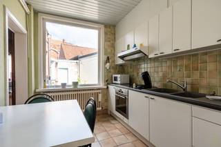 Bent u op zoek naar een woning waar wonen en werken perfect gecombineerd kunnen worden? Deze karaktervolle eigendom in de Rozestraat in Ursel biedt tal van mogelijkheden voor zelfstandigen, handelaars of vrije beroepen. Gelegen op een centrale locatie vlakbij het dorpscentrum, geniet deze eigendom van een uitstekende zichtbaarheid én bereikbaarheid.<br /><br />De woning beschikt over een grote bewoonbare oppervlakte en een aparte winkelruimte, wat ze ook interessant maakt voor projectontwikkeling of investeerders.<br /><br /><strong>Indeling van het pand:</strong><br /><br /><strong>Gelijkvloers:</strong><br />Vooraan bevindt zich de winkelruimte – ideaal voor een kleinhandelszaak, praktijk of bureau. Daarnaast is er een inkomruimte met toegang tot de woning, die ook als garage kan worden ingericht. Verder vindt u op het gelijkvloers nog een wasplaats en toegang tot het private woongebeuren. Achteraan bevinden zich de leefruimtes: een keuken, eetplaats en een woonkamer met zicht op de tuin.<br /><br /><strong>Eerste verdieping:</strong><br />Op de eerste verdieping bevinden zich vier ruime slaapkamers en een badkamer. Extra troef op dit niveau is de werkplaats én een kleine zolderruimte die als extra berging kan dienen.<br /><br /><strong>Tweede verdieping:</strong><br />Op de tweede verdieping is er nog een zeer ruime zolder onder het dak – perfect voor wie bijkomende kamers wenst te creëren of nood heeft aan veel bergruimte.<br /><br /><strong>Buitenruimte:</strong><br />De woning beschikt over een gezellige tuin aan de achterzijde. De tuin is compact, maar gezellig en onderhoudsvriendelijk.<br /><br /><strong>Extra troeven:</strong><br />✅ Centrale ligging nabij het centrum van Ursel<br />✅ Winkelruimte of ruimte voor vrij beroep<br />✅ 4 volwaardige slaapkamers<br />✅ Mogelijkheid tot garage<br />✅ Geschikt voor wie veel ruimte zoekt<br />✅ Potentieel voor renovatie of projectontwikkeling<br /><br /><strong>Wenst u wonen en werken te combineren? Of zoekt u een interessante eigendom met veel ruimte en mogelijkheden? Neem dan snel contact met ons op en ontdek het potentieel van deze woning!</strong>