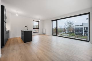 <p><strong>ENKEL BEZOEKEN MOGELIJK DOOR ONDERSTAANDE LINK VOLLEDIG EN CORRECT IN TE VULLEN: https://mijnhuurprofiel.be/property/88e3e234-b858-48e3-96a4-e5381f71b017/login<br /><br />TE HUUR: Recent &amp; energiezuinig appartement (EPC A) met 2 slaapkamers in het unieke Park Hooghuys</strong></p>
<p><strong>Ligging</strong><br />In Park <em>Hooghuys</em> woon je in een uitzonderlijk groene en rustige omgeving, midden in de historische parktuin van het Hooghuys met kasteel en vijver. Op wandelafstand vind je zowel het centrum van Herenthout als de Merodese Bossen. Steek je de straat over, dan sta je meteen tussen de velden. Daarnaast geniet je van een uitstekende bereikbaarheid richting de omliggende gemeenten en de E313.</p>
<p><strong>Beschrijving<br /><br /></strong><br />Dit recent appartement van 82 m² biedt een aangename en praktische indeling. Vanuit de inkomhal bereik je alle ruimtes. De twee slaapkamers zijn optimaal ingedeeld en genieten van een rustige ligging.</p>
<p>De moderne badkamer is uitgerust met een inloopdouche en een dubbele wastafel met meubel. Verder is er een aparte berging met aansluitingen voor wasmachine en droogkast en een afzonderlijk toilet.</p>
<p>Achteraan bevindt zich de lichtrijke leefruimte met open, volledig uitgeruste keuken (koelkast, combi-oven, inductiekookplaat, dampkap en vaatwasser). Dankzij het grote schuifraam geniet je van directe toegang tot het zuidgericht terras met zicht op het groene domein.</p>
<p><strong>Extra troeven </strong></p>
<ul>
<li>
<p>EPC A – energiezuinig wonen</p>
</li>
<li>
<p>Zuidgericht terras</p>
</li>
<li>
<p>Privatieve berging in de ondergrondse garage inbegrepen</p>
</li>
<li>
<p>Optionele autostaanplaats in de garage: €50/maand</p>
</li>
<li>
<p>Maandelijkse kosten: €95</p>
</li>
<li>
<p>Gelegen in een uniek, groen en historisch domein</p>
</li>
</ul>