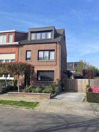 Huis staat in optie.<br /><br /><br />Instapklare halfopen bebouwing in een rustige, kindvriendelijke en gegeerde woonwijk, centrum Kontich.<br />Met 190m² bewoonbare oppervlakte en een perceel van 371m² biedt dit pand veel comfort en privacy.<br /><br />