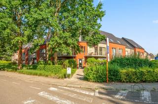 <p><span>Duplex appartement te koop in centrum Bonheiden - 2 ruime slaapkamers - instapklaar en luxueus afgewerkt</span></p><p><span>In het hart van Bonheiden, maar op een rustige locatie, bevindt zich dit prachtig afgewerkte duplex appartement, gelegen op de eerste en tweede verdieping van een verzorgd gebouw uit 2004. Dankzij het uitstekende onderhoud verkeert het appartement in quasi nieuwbouwstaat.</span></p><p><span>Bij het betreden van het appartement komt u in de inkomhal, die toegang biedt tot een apart gastentoilet en een praktische berging (momenteel ingericht met douche). Aansluitend bevindt zich de ruime en lichtrijke leefruimte, die geniet van natuurlijke lichtinval langs zowel de voor- als achterzijde. Vooraan kijkt u uit op aangenaam groen, wat zorgt voor een rustige woonbeleving. De open keuken is hoogwaardig afgewerkt en voorzien van alle comfort. Zowel aan de voor- als achterzijde beschikt het appartement over een terras.</span></p><p><span>Op de bovenverdieping bevinden zich twee bijzonder ruime slaapkamers (beiden groter dan 15 m², wat zelden voorkomt), waarvan één met een extra aansluitende ruimte die perfect kan dienen als dressing of bureau. Verder is er een apart toilet, een zeer ruime badkamer met ligbad en een bijkomende berging die ideaal is als wasruimte.</span></p><p><span>Het gebouw beschikt over een lift en het duplex appartement is bovendien uitgerust met een traplift naar de bovenverdieping, wat extra comfort biedt.</span></p><p><span>Bij het appartement hoort een ruime ondergrondse parkeerplaats, inbegrepen in de prijs. Aansluitend is er een uitzonderlijk grote kelderberging, die perfect kan dienen als hobbyruimte of werkplaats.</span></p><p><span>Kortom, een instapklaar en kwalitatief afgewerkt appartement op een toplocatie in Bonheiden.</span></p><p><span>Voor meer informatie of een bezoek contacteer ReuzeGoed op 0470 11 56 80 of via welkom@reuzegoed.be</span></p><p><span> </span></p>