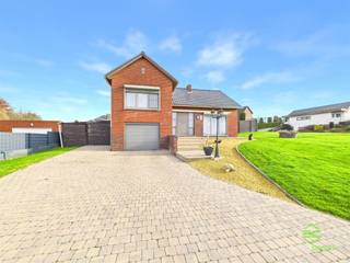 <p><span>In het centrum van Nieuwerkerken vinden we op een ruim hoekperceel van 10a 68ca deze instapklare woning terug.</span></p><p><span>Supermarkten, scholen, horeca en ontspanningsmogelijkheden zijn allemaal op wandelafstand gelegen. </span></p><p><span>Dankzij de centrale locatie zijn Sint-Truiden, Hasselt en Herk-de-Stad ook vlot bereikbaar. </span></p><p><span> </span></p><p><span>De woning werd gebouwd eind jaren ’60 en steeds zeer goed onderhouden. </span></p><p><span>Zo werd het merendeel van de ramen in 2010 vervangen door PVC-ramen met hoogrendementsbeglazing en is er geen renovatieverplichting van toepassing. </span></p><p><span> </span></p><p><span>Op straatniveau vinden we een ruime inpandige garage met elektrische poort. Hierachter ligt de wasplaats met toegang tot de tuin. </span></p><p><span>Het gelijkvloers omvat een ruime woonkamer met een aangename lichtinval. Via de achtergelegen zithoek is er toegang tot de eetkamer met open keuken. De keuken biedt voldoende opbergruimte en beschikt over alle nodige toestellen. Van hieruit is er eveneens toegang tot het terras en de tuin. Verder is er nog een handige douchekamer te vinden.</span></p><p><span>Het slaapgedeelte omvat drie ruime slaapkamers, een speelkamer en de compacte badkamer voorzien van een toilet, ligbad en meubel met lavabo. </span></p><p><span> </span></p><p><span>De tuin is volledig omheind en prachtig aangelegd met verschillende terrassen zodoende dat er op elk moment van de dag genoten kan worden van de zon. </span></p><p><span> </span></p><p><span>Pluspunten:</span></p><p><span>- ligging in het centrum</span></p><p><span>- ruime woning</span></p><p><span>- omheinde tuin</span></p><p><span> </span></p><p><span>De vermelde bewoonbare oppervlakte is de netto-oppervlakte van de woning met uitzondering van de zolder en bijgebouwen.</span></p>