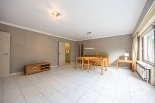 Dit lichtrijke appartement met lift, gelegen in het centrum van Oostende en dicht bij de jachthaven, biedt een open en groen zicht. <br />Het appartement beschikt over twee slaapkamers en een badkamer met douche. De woonkamer is zonnig en biedt een aangenaam uitzicht. De keuken is voorzien van alle nodige apparatuur.<br />Dankzij de ligging in het centrum van Oostende zijn winkels, restaurants en openbaar vervoer op wandelafstand bereikbaar. <br />Indeling: inkomhal met vestiaire en afzonderlijk toilet, leefruimte met mooi en ruim zicht, afzonderlijke keuken met terrasje, 2 ruime slaapkamers en badkamer met douche, wc en dubbele lavabo. Er is eveneens een privatieve kelder aanwezig.<br />Het gebouw werd recent aangesloten op het warmtenet van Oostende, wat de verwarmingskosten ten goede komt.<br />Dit appartement is ideaal voor wie op zoek is naar een comfortabele en praktische woonst in een levendige omgeving. Met zijn twee slaapkamers is het ook perfect geschikt voor een klein gezin. Kortom, dit appartement biedt alles wat je nodig hebt voor een aangenaam verblijf in Oostende.