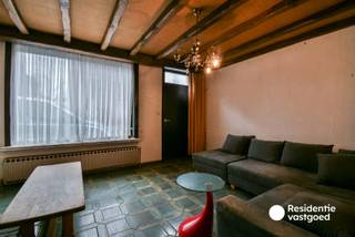 Op zoek naar een renovatieproject om uw eigen stempel op te kunnen drukken? Dan is deze woning in de Poperbosstraat 18 te Torhout een unieke kans! Gelegen in een rustige en groene buurt nabij het centrum van Torhout met alle voorzieningen zoals winkels, restaurants, scholen, trein- en busstation op wandelafstand.<br /><br />De woning omvat op het gelijkvloers: ruime leefruimte, in te richten keuken, badkamer en een apart toilet. Op het verdiep zijn er twee ruime slaapkamers. De buitenomgeving omvat een groene stadstuin, deze is ook bereikbaar langs de achterzijde van het perceel!<br /><br />Warm geworden om hiermee uw woondroom te realiseren? Contacteer ons vandaag nog voor een bezoek ter plaatse of meer informatie!<br /><br />Deze woning wordt aangeboden met een richtprijs. Ieder bod lager of hoger dan deze richtprijs wordt overgemaakt aan de eigenaars die al dan niet het bod kunnen aanvaarden.<br /><br />Neem voorsprong met een vrijblijvende schatting via:<br />www.residentievastgoed.be/gratisonlineschatten