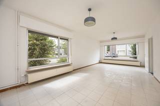 <strong>Gelijkvloers 2 slpk appartement mét garage incl. te Turnhout</strong><br />EPC: C-label | Elektriciteit conform! | Garage inclusief!<br /><br /><strong>Omschrijving: </strong><br />Dit gelijkvloers appartement is gelegen op een rustige locatie in Turnhout, vlakbij de Nieuwe kaai.<br />Het beschikt over een lichtrijke woonkamer met de keuken aansluitend. Achteraan het appartement bevinden zich twee volwaardige slaapkamers, een apart toilet en een badkamer voorzien van een douche en een enkele wastafel. Ook beschikt het over een aparte achteringang via de tweede slaapkamer. <br /><br />Als troef geniet je nog van je eigen aparte garagebox, reeds inbegrepen in de prijs.<br /><br /><strong>Algemeen: </strong><br />- EPC: 284 kWh/m²jaar<br />- Elektriciteit conform tot 2037<br />- Garagebox inbegrepen<br />- Gelijkvloers appartement.