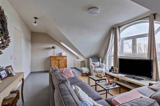 Bent u op zoek naar een instapklaar appartement met een uitstekende ligging, ideaal als investering of voor eigen bewoning? Dan is dit verzorgde appartement op de tweede verdieping, gelegen aan Terlicht 162 in Haaltert, zeker een bezoek waard.
Het appartement beschikt over een ruime en lichtrijke leefruimte met een open, volledig uitgeruste keuken, waardoor u geniet van een aangename en praktische indeling. Daarnaast zijn er 2 volwaardige slaapkamers, een verzorgde badkamer en alle comfort om meteen zorgeloos te wonen.
Bij het appartement hoort bovendien een **privatieve staanplaats** voor het gebouw, inbegrepen in de verkoop. Het appartement is momenteel verhuurd, waardoor u als investeerder onmiddellijk kunt genieten van een aantrekkelijk rendement.
**Troeven:**
* Instapklaar en momenteel verhuurd;
* 2 volwaardige slaapkamers;
* Lichtrijke leefruimte met open keuken;
* Verzorgde badkamer;
* Privatieve staanplaats inbegrepen;
* Gelegen op de tweede verdieping;
* Centrale ligging nabij winkels, scholen, openbaar vervoer en belangrijke invalswegen;
* Interessant als investering of voor eigen bewoning.
Grijp deze opportuniteit en ontdek zelf de troeven van dit verzorgde appartement.
Meer info: charlotte@immoaccenta.be