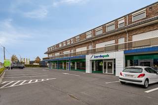 Op zoek naar de perfecte locatie voor uw bedrijf? Deze gelijkvloerse handelsruimte van 755 m² in het Mammoetcentrum te Roeselare biedt volop mogelijkheden!<br /><strong>Gelegen op een uiterst goede zichtlocatie</strong> en met parkeergelegenheid voor de deur, is dit de ideale plek om uw onderneming te laten groeien!<br /><br />Kenmerken: <br />- Commerciële gelijkvloerse handelsruimte van 755 m², perfect in te richten naar uw wensen.<br />- 3 aanpalende garages van 45 m², ideaal voor opslag of extra werkruimte<br />- Luchtverhitter op gas voor een comfortabele werkomgeving<br />- <strong>Uitstekende zichtlocatie</strong><br />- Parkeerplaatsen voor de deur, zodat uw klanten altijd gemakkelijk kunnen parkeren<br />- Mogelijkheid om achterliggende loods bij te huren voor extra ruimte<br />- OV ten laste van de huurder<br />- Onmiddellijk beschikbaar. <br /><br />Met een centrale ligging en uitstekende bereikbaarheid, is deze ruimte geschikt voor een breed scala aan bedrijven. Of u nu op zoek bent naar een showroom, winkelruimte of een kantoor, deze handelsruimte biedt alles wat u nodig heeft.<br /><br />Wacht niet langer en maak van deze uitstekende locatie de nieuwe thuisbasis voor uw bedrijf! Neem vandaag nog contact met ons op voor meer informatie of om een bezichtiging in te plannen. T. 051|201.400.