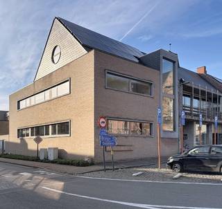 Op zoek naar een ruime, instapklare werkplek waar je meteen aan de slag kan?Deze 2 aanpalende kantoorunits op het gelijkvloers vormen samen één...