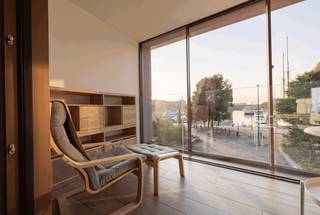 Vivre près du MAS dans le luxueux complexe résidentiel Aequor.<br /><br />Cet appartement situé au premier étage est d’un charme exceptionnel. Avec une vue frontale sur le port de plaisance et le MAS, vous profiterez pleinement de l’ambiance de l’Eilandje.<br />L'agréable pièce à vivre, dotée d'une cuisine ouverte Bulthaupt, s'ouvre naturellement sur une terrasse spacieuse offrant une vue panoramique. La terrasse est fermée, ce qui vous permet d'en profiter toute l'année.<br />Chambre principale spacieuse et salle de bains équipée d'une douche et d'un lavabo.<br />L'appartement a été aménagé avec des matériaux dernier cri et une décoration élégante, ce qui fait de chaque retour à la maison un moment de sérénité. Le pied-à-terre idéal avec une belle vue sur le port de plaisance.<br />Le confort de vie est rehaussé par une place de parking dans le parking souterrain, disponible en option au prix de 50 000 euros.