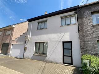 Charmante, deels gerenoveerde woning met veel potentieel en EPC - D!Op een mooi perceel van 5a 50ca vind je deze gezellige en deels gerenoveerde...