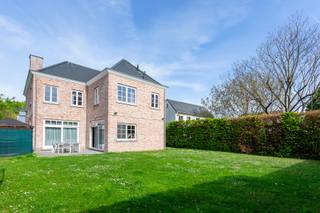 <p><strong>Charmante villa op 723m² grond met een zonnige zuidgerichte tuin, gelegen in de gegeerde Elsdonckwijk te Wilrijk, nabij winkels, scholen, openbaar vervoer, ziekenhuizen, Fort V en belangrijke in- en uitvalswegen.</strong></p>
<p><span>Gelijkvloers:</span><br />U betreedt de villa via een ruime INKOMHAL op natuursteen van ca. 18m², voorzien van een apart toilet met handenwasser.<br />Aan de rechterzijde bevindt zich een polyvalente ruimte/BUREAU op parket van ca. 13m².<br />Vervolgens komt u in de ruime LIVING van ca. 32m² op parketvloer met open haard, en de EETKAMER van ca. 25m², eveneens op parket.<br />De KEUKEN van ca. 35m², voorzien van natuurstenen vloer, beschikt over een eethoek, kasten, kookeiland, koelkast/diepvries, oven, microgolf, keramische kookplaat, ingebouwde dampkap en een ruime berging.</p>
<p>Vanuit de keuken heeft u directe toegang tot de zuidgerichte TUIN en het aangelegde TERRAS.</p>
<p><span>Eerste verdieping (via houten trap):</span><br />Alle slaapkamers zijn bereikbaar via de grote nachthal van ca. 18m², tevens voorzien van een aparte toiletruimte.</p>
<p>Slaapkamer 1 ca. 37m² met dressing en ensuite BADKAMER ca. 10m² voorzien van dubbele lavabo in kastenmeubel, toilet, bad en inloopdouche. Verder nog 3 ruime slaapkamers ca. 23m² - ca. 22m² - ca. 15m².<br />Daarnaast is er nog een tweede BADKAMER van ca. 8m², uitgerust met ligbad, dubbele lavabo en inloopdouche.</p>
<p><span>Tweede verdieping:</span><br />Grote geïsoleerde ZOLDER van ca. 75m², eveneens bereikbaar via de houten trap.</p>
<p><span>Garage en oprit:</span><br />Garage voor 1 wagen en extra staanplaats op de oprit.<br /><br /></p>
<p><strong><span>BIJZONDERHEDEN:</span><br /></strong>* Gelegen in een gegeerde residentiële wijk te Elsdonck <br />* Bouwjaar 2011, conforme keuring, uitstekende EPC<br />* Zeer goede staat van onderhoud<br />* Vloerverwarming op het gelijkvloers<br />* Volledig omheinde tuin</p>